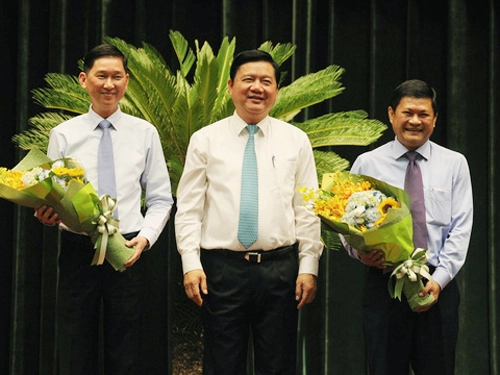 Ủy viên Bộ Chính trị, Bí thư Thành ủy TP HCM Đinh La Thăng chúc mừng 2 tân Phó chủ tịch UBND TP Trần Vĩnh Tuyến (trái) và ông Huỳnh Cách Mạng (phải) - Ảnh: Hoàng Triều