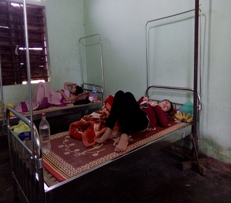 Các bệnh nhân đang được cấp cứu tại Trạm Y tế xã Phúc Trạch