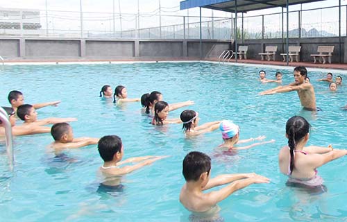 Cho trẻ học bơi là cách bảo vệ con em tốt nhất trước các nguy cơ đuối nước trong mùa hè này