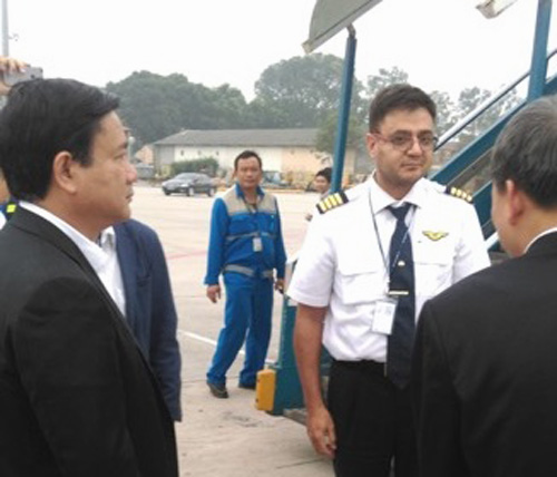 Bộ trưởng Đinh La Thăng (bìa trái) trực tiếp chỉ đạo việc máy bay mất áp suất lốp hạ cánh xuống Nội Bài