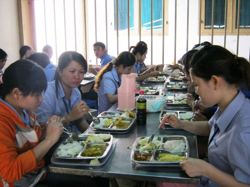 Công ty Ampfield (KCN Tân Bình - TPHCM) là một trong những đơn vị quan tâm chăm lo tốt bữa ăn cho công nhân. Ảnh: THANH NGA