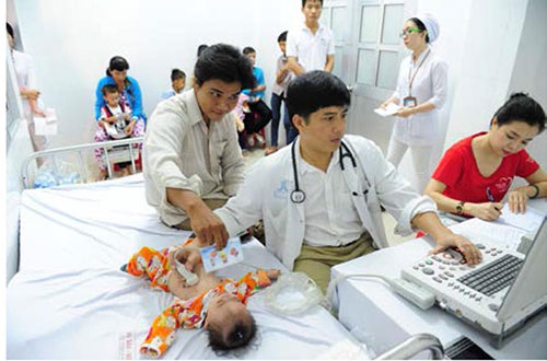 Bé Phạm Huỳnh Nhã Uyên - hơn 1 tuổi, bị mắc cả bệnh thiểu năng trí tuệ và tim bẩm sinh - đang được bác sĩ khám bệnh