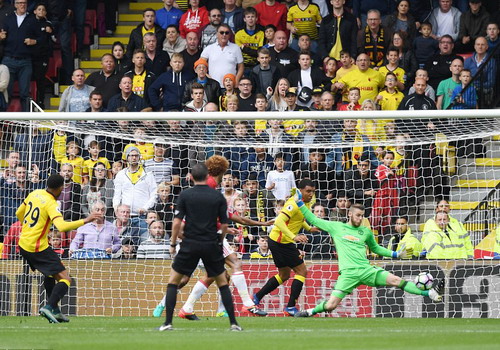 
Capoue (29) sút bóng bật chân De Gea đi luộn vào lưới
