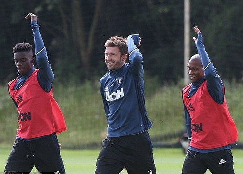 Fosu-Mensah, Michael Carrick và Ashley Young vui vẻ tập luyện