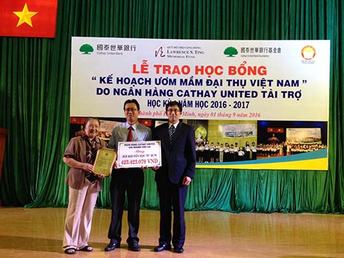 Ông Juan Feng Li, Tổng Giám đốc Ngân hàng Cathay United Chi nhánh Chu Lai, Việt Nam trao tài trợ cho Hội Khuyến học TPHCM