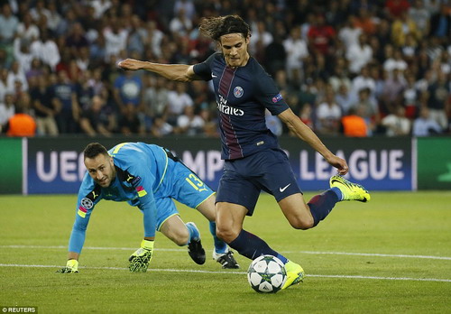 Cavani bỏ lỡ gần nửa tá cơ hội trước Arsenal