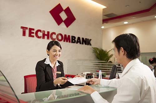 Khách hàng giao dịch tại Techcombank