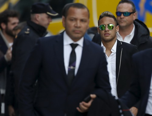 Cha con Neymar hầu tòa ở Madrid hồi đâu tháng