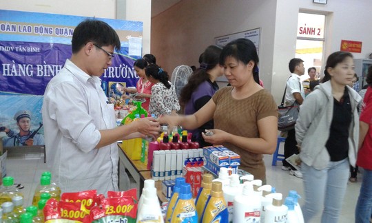 CNVC-LĐ mua sắm tại các gian hàng trong ngày hội công nhân do LĐLĐ quận Tân Bình, TP HCM tổ chức