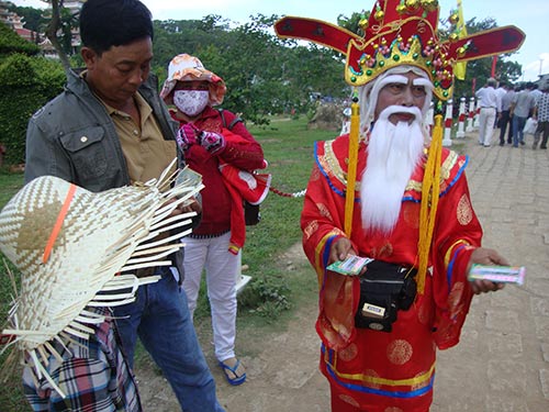 Để bán được vé số, có người phải hóa trang để gây sự chú ý của mọi người. (Ảnh chụp tại Khu Du lịch Lâm viên Núi Cấm, An Giang) Ảnh: LƯƠNG DUY CƯỜNG