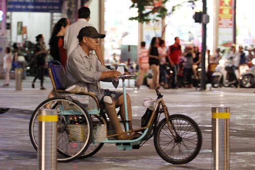 Rất nhiều người t&agrave;n tật ở nước ta phải sống nhờ v&agrave;o b&aacute;n v&eacute; số dạoẢnh: Ho&agrave;ng Triều