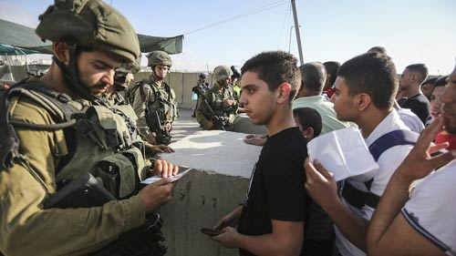 Lính Israel kiểm tra giấy căn cước của người Palestine tại TP Ramallah, Bờ Tây Dải Gaza Ảnh: Times of Israel