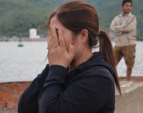 Chị Võ Thị Cẩm, vợ ngư dân Huỳnh Văn Thạch, khóc ròng khi nghe tin tàu cá của chồng cùng 9 ngư dân bị tàu Trung Quốc đâm chìm Ảnh: Bích Vân