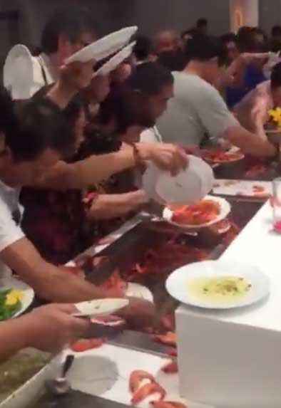 
Người Trung Quốc giành giật đồ ăn tại một nhà hàng ở Thái Lan. Ảnh: asiaone
