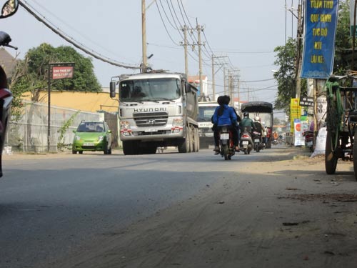 Xe ben, xe tải nặng trên chục tấn chạy rầm rập trên đường Nguyễn Duy Trinh (quận 9, TP HCM) trong giờ cấm