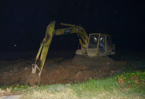 San lấp đất ruộng vào ban đêm tại ấp 4, xã Xuân Thới Thượng, huyện Hóc Môn