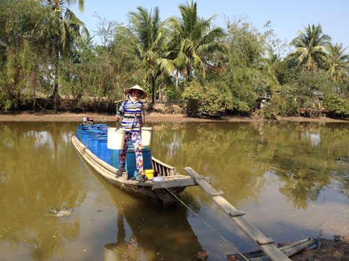 Đời sống người dân xã Biển Bạch còn rất khó khăn nhưng phải chi nhiều tiền mua nước sinh hoạt với giá đắt đỏ