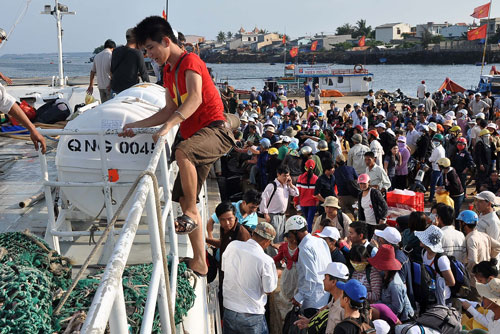 Tỉnh Quảng Ngãi đang khẩn trương chuẩn bị các phương án giảm thiểu tình trạng quá tải du khách đến Lý Sơn dịp lễ Ảnh: Kỳ Nam