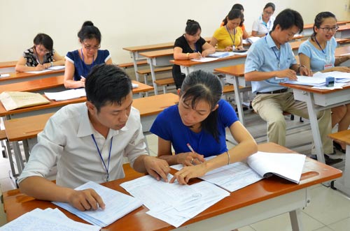 Giáo viên đang chấm thi THPT quốc gia 2016 tại cụm thi Trường ĐH Sài Gòn chủ trì Ảnh: Tấn Thạnh