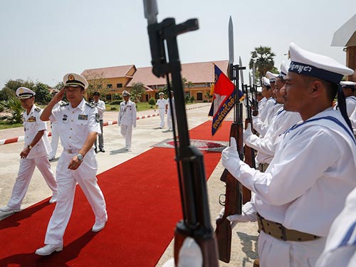 Phó Tham mưu trưởng Hạm đội Nam Hải, Du Mãn Giang, chào thủy thủ của Hải quân Campuchia hôm 24-2 Ảnh: THE CAMBODIA DAILY