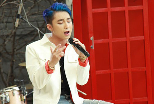 Ca sĩ Sơn Tùng M-TP biểu diễn trong một studio và livestream trên YouTube phục vụ khán giả hâm mộ Ảnh: Leon