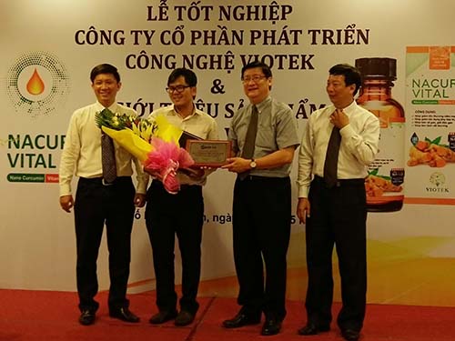 Đại diện Vườn ươm DN công nghệ cao (thứ 3 từ trái sang) trao chứng nhận tốt nghiệp cho Công ty CP Phát triển công nghệ Viotek