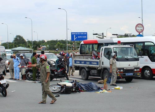 Vụ tai nạn xe ben cán chết 2 ông cháu chở nhau trên xe máy tại giao lộ Mai Chí Thọ - Lương Định Của và Nguyễn Thị Định (phường An Phú, quận 2, TP HCM) ngày 13-9-2015Ảnh: Gia Minh