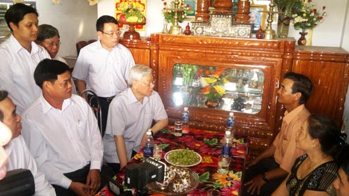 Tổng Bí thư Nguyễn Phú Trọng thăm một gia đình chính sách ở xã Sơn Hà, huyện Sơn Hòa, tỉnh Phú YênẢnh: Nam Việt
