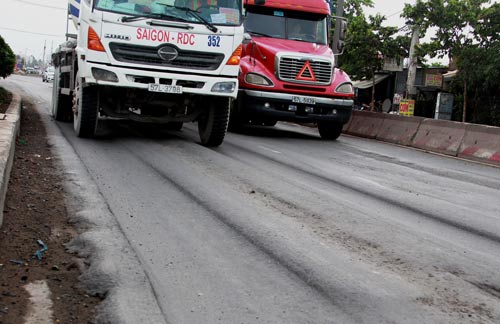 Rãnh sụt lún trên đường Nguyễn Thị Định, nhìn thấy sợ