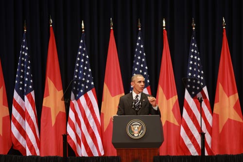 Tổng thống Barack Obama phát biểu trước đông đảo trí thức và doanh nhân Việt Nam tại Hà Nội ngày 24-5 Ảnh: NGUYỄN HƯỞNG