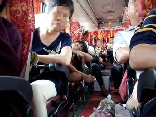 Hành khách hoảng sợ trên chuyến xe TP HCM - Phnom Penh Ảnh: LÊ PHONG