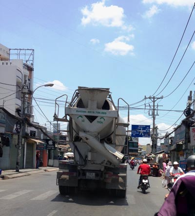 Một chiếc xe nghênh ngang lưu thông trên đường Lê Quang Định (quận Bình Thạnh, TP HCM) trưa 24-4 - giờ cấm