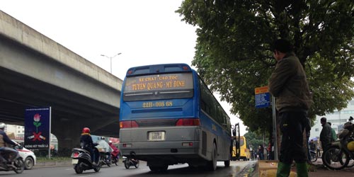 Một xe khách đang vét khách ở Hà Nội Ảnh: Văn Duẩn
