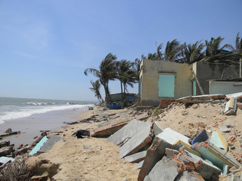 Nhiều khu vực ở tỉnh Bình Thuận bị thiệt hại nặng nề như thế này do biển xâm thực