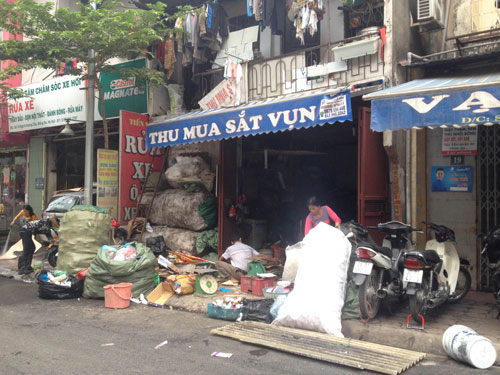 Một cơ sở thu mua phế liệu trong khu dân cư ở Hà Nội tiềm ẩn nhiều nguy cơ gây cháy nổ. Ảnh: Nguyễn Hưởng