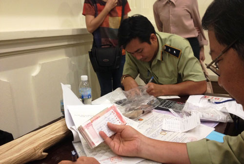 Lực lượng chức năng niêm phong tiền Trung Quốc giao dịch trái phép tại hộ kinh doanh Hải Thiên (tỉnh Khánh Hòa)