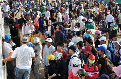 Hàng trăm du khách lên tàu ra đảo Lý Sơn, tỉnh Quảng Ngãi vào sáng 30-4Ảnh: Tử Trực
