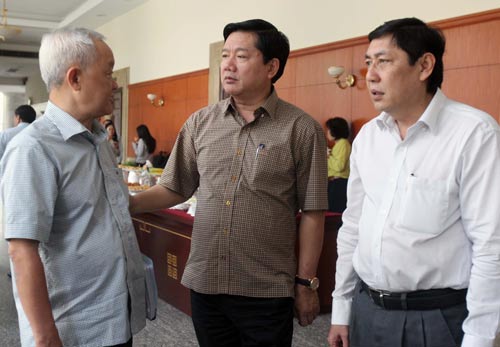 Bí thư Thành ủy TP HCM Đinh La Thăng (giữa) trao đổi với các đại biểu bên lề hội nghịẢnh: Hoàng Triều