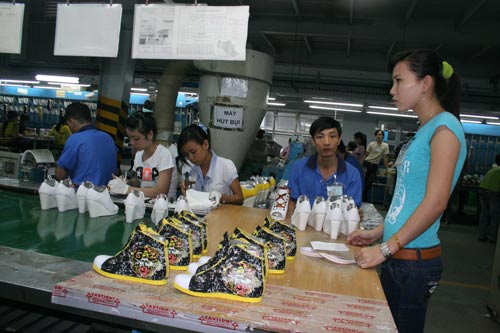 Tuân thủ đúng quy định về điều chỉnh lương tối thiểu phải là ưu tiên hàng đầu của doanh nghiệp để ổn định quan hệ lao động