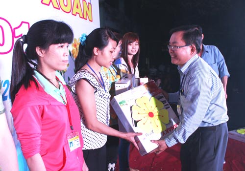 Anh Phạm Văn Hiền trao quà cho công nhân Công ty TNHH Domex Việt Nam Ảnh: THANH NGA