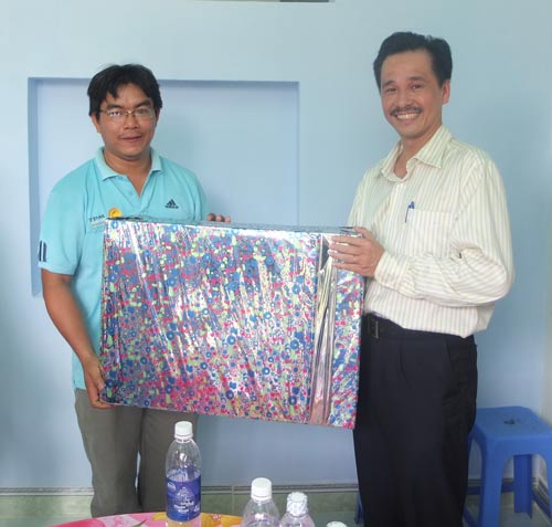 
Anh Nguyễn Anh Phong (phải) trao Mái ấm Công đoàn cho đoàn viên khó khăn
