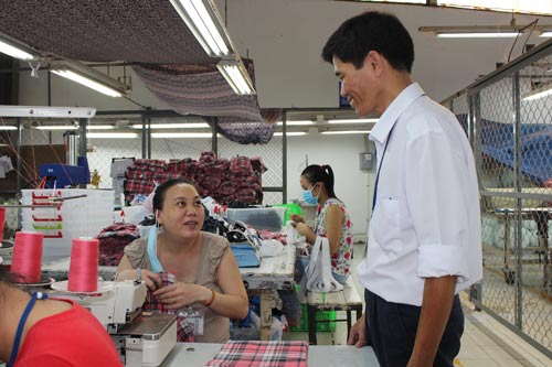 Ông Lê Hồng Phong, Chủ tịch CĐ Công ty TNHH May Top-One (quận Gò Vấp, TP HCM), luôn lắng nghe, chia sẻ ý kiến của công nhân Ảnh: THANH NGA