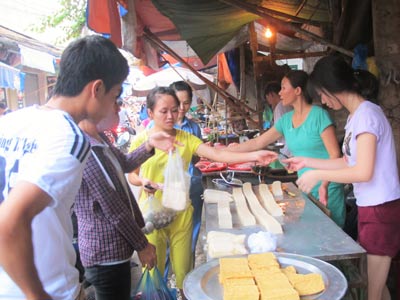 Phần lớn công nhân đang phải sống tằn tiện với mức lương chưa bảo đảm mức sống tối thiểu. Trong ảnh: Công nhân KCN Bắc Thăng Long (Hà Nội) phải ăn uống kham khổ và sống ở khu nhà trọ ẩm thấp, tồi tàn