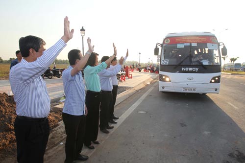 Cán bộ Công đoàn tiễn công nhân KCX Linh Trung về quê ăn Tết Ảnh: HOÀNG TRIỀU