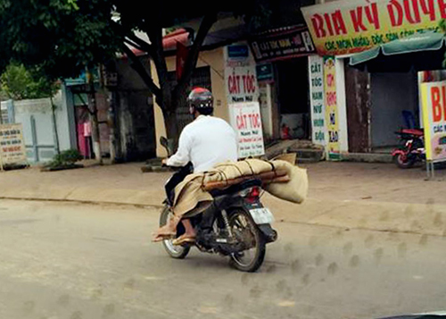 Hình ảnh dùng xe máy chở thi thể tại TP Sơn La được đưa lên mạng xã hội - Ảnh: Facebook