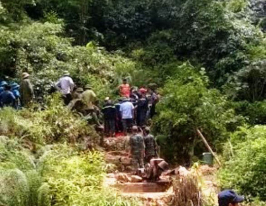 Lực lượng cứu hộ tại khu vực cửa hang nơi 3 phu vàng gặp nạn
