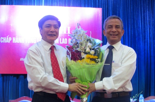 Ông Đặng Ngọc Tùng, nguyên Chủ tịch Tổng Liên đoàn (phải) tặng hoa chúc mừng tân chủ tịch Tổng LĐLĐ Việt Nam Bùi Văn Cường