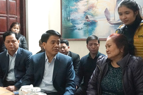 
Chủ tịch UBND TP Hà Nội Nguyễn Đức Chung đã đến thăm hỏi, động viên gia đình 2 nạn nhân - Ảnh_ Zing
