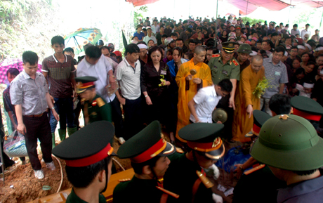 Bà Phạm Thị Thanh Trà - Ủy viên Ban Chấp hành Trung ương Đảng, Phó Bí thư Tỉnh ủy, Chủ tịch UBND tỉnh, Trưởng ban Lễ tang cùng cán bộ, đảng viên và nhân dân trong giờ phút hạ linh cữu ông Bí thư Tỉnh ủy Phạm Duy Cường