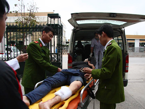
Một trong 2 kẻ bị thương sau khi bị ngã xuống đường được lực lượng y tế tới sơ cứu
